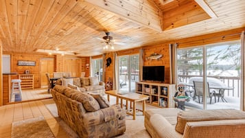 TV, DVD player, livros, videoteca