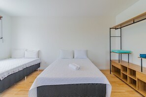 5 bedrooms, iron/ironing board, free WiFi, bed sheets