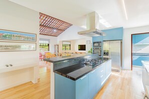 Full-sized fridge, microwave, coffee/tea maker, cookware/dishes/utensils - GB77 Ótima Casa 5 Quartos com Piscina  (Camaçari)