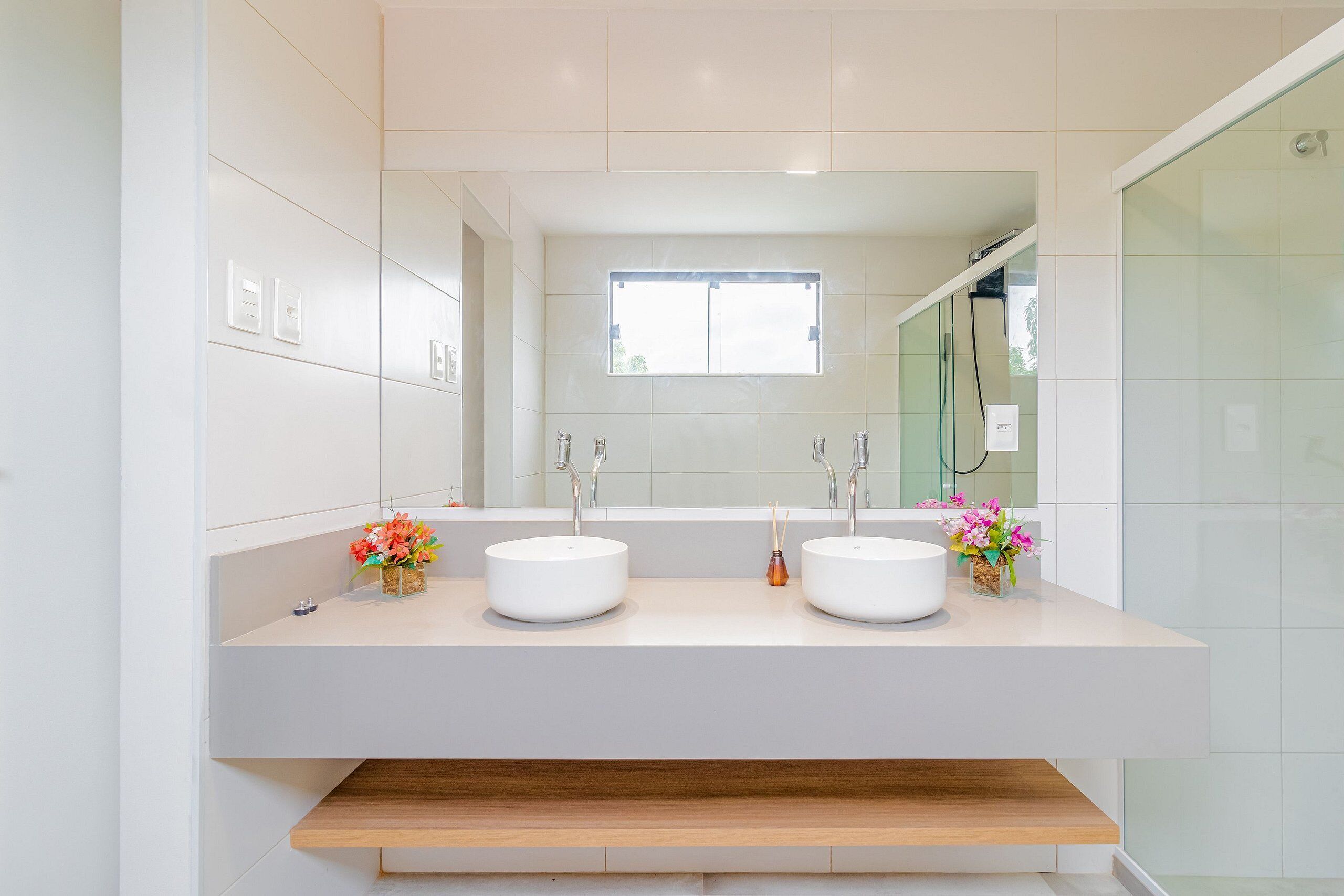 Douche, serviettes fournies, papier de toilette
