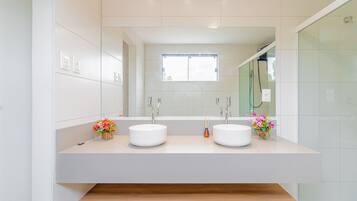 Douche, serviettes fournies, papier de toilette