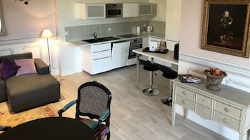 Luxe cottage, 2 slaapkamers, uitzicht op de binnenplaats, aan tuin | Woonruimte | Flatscreentelevisie, een dvd-speler, een tafeltennistafel en een kantoor