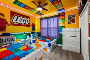 5 chambres, bureau, fer et planche à repasser, lit de bébé portatif