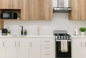 Fridge, cookware/dishes/utensils, paper towels - House Valencia 1 (Flores)