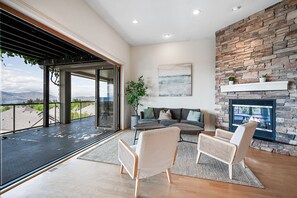 Smart TV, chimenea y tenis de mesa