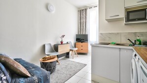 A modern apartment with a living area, a kitchen, and a dining space. - Magnificent studio just outside Paris (Clichy)