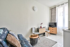 Living area - Magnificent studio just outside Paris (Clichy)
