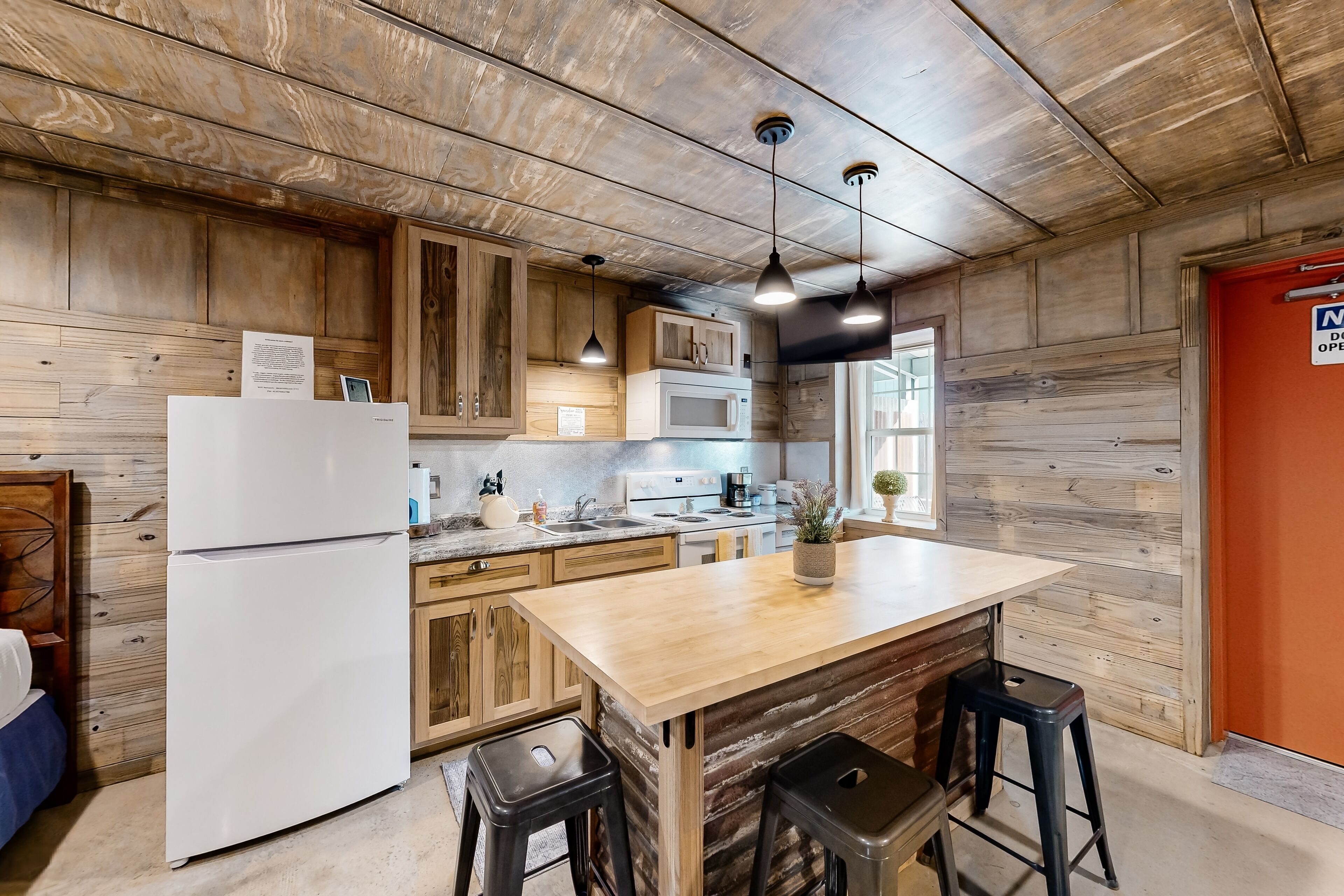 Rustic studio apartment with kitchenetteStudi, convenient location, & central AC