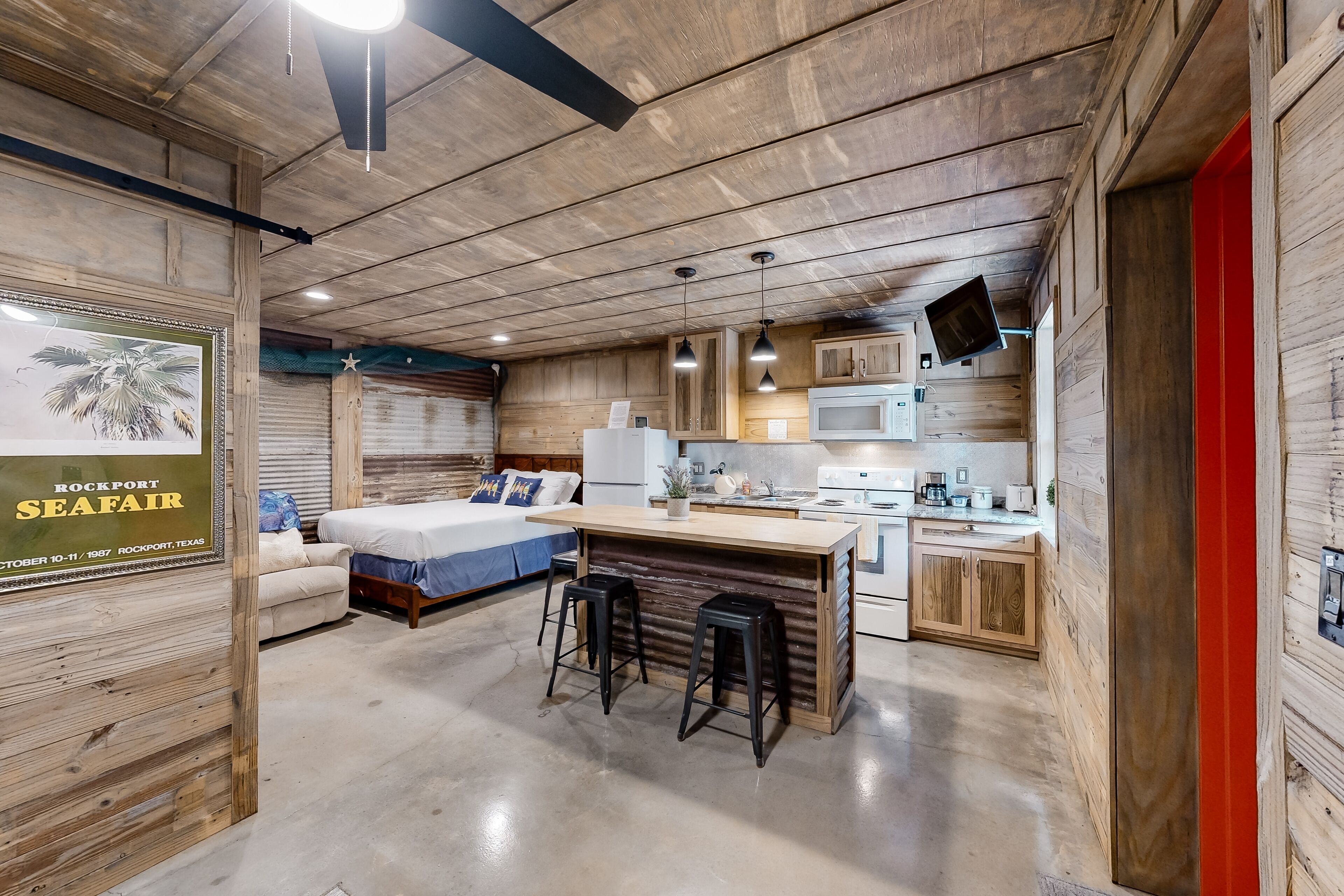 Rustic studio apartment with kitchenetteStudi, convenient location, & central AC