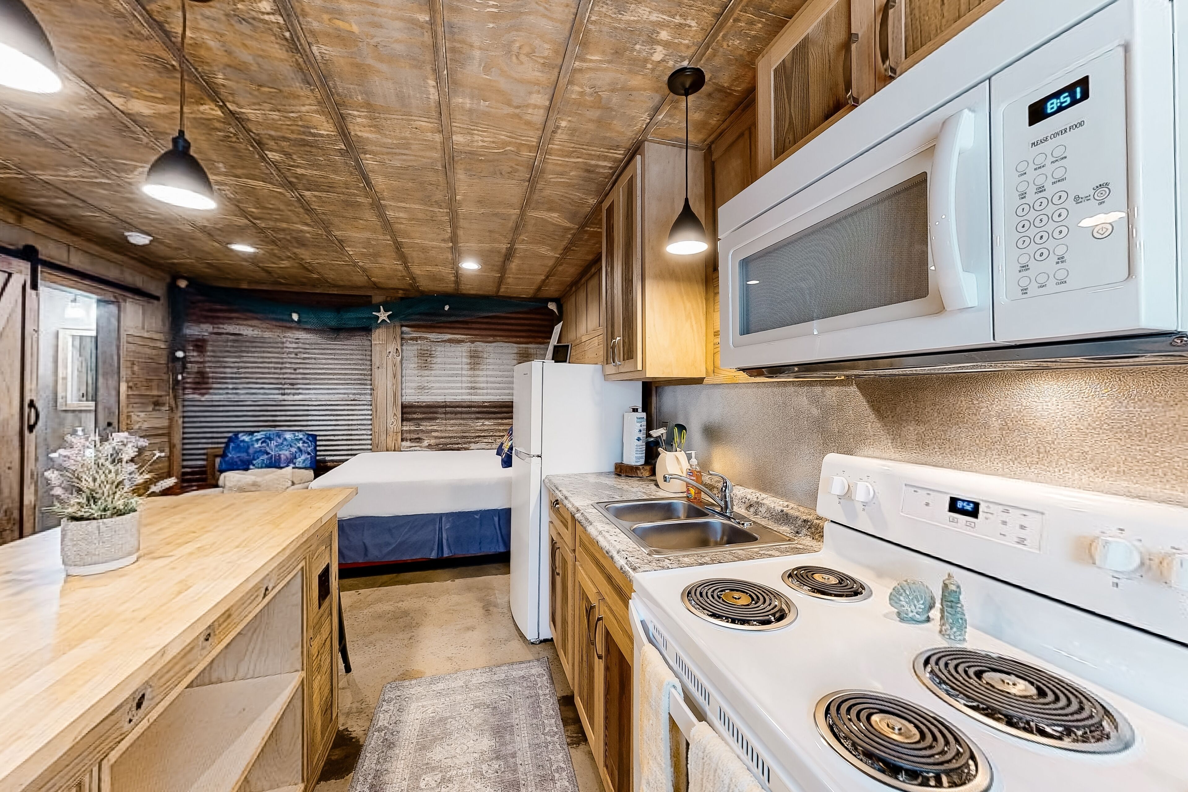 Rustic studio apartment with kitchenetteStudi, convenient location, & central AC