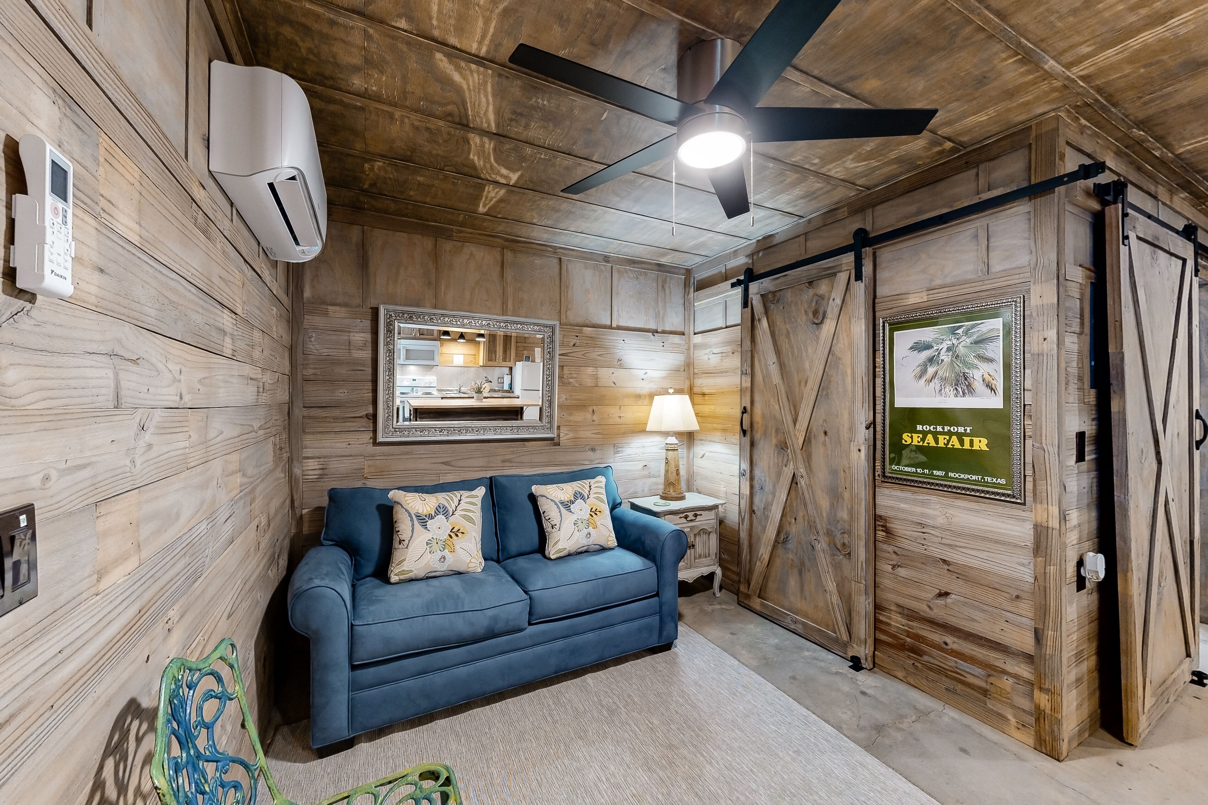 Rustic studio apartment with kitchenetteStudi, convenient location, & central AC