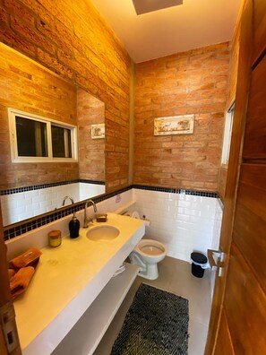 Villa | Salle de bain | Douche, serviettes fournies, papier de toilette