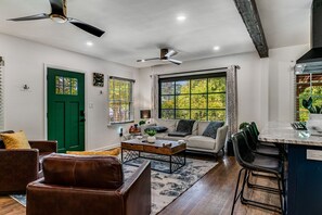 Smart-TV, bøker, stereoanlegg og PC-skjermer