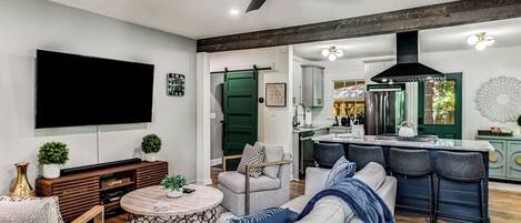 TV connectée, livres, chaîne hi-fi, écrans d'ordinateur