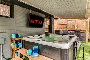 Indoor spa tub