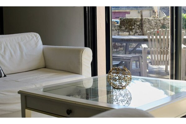 Télévision, cheminée, baby-foot