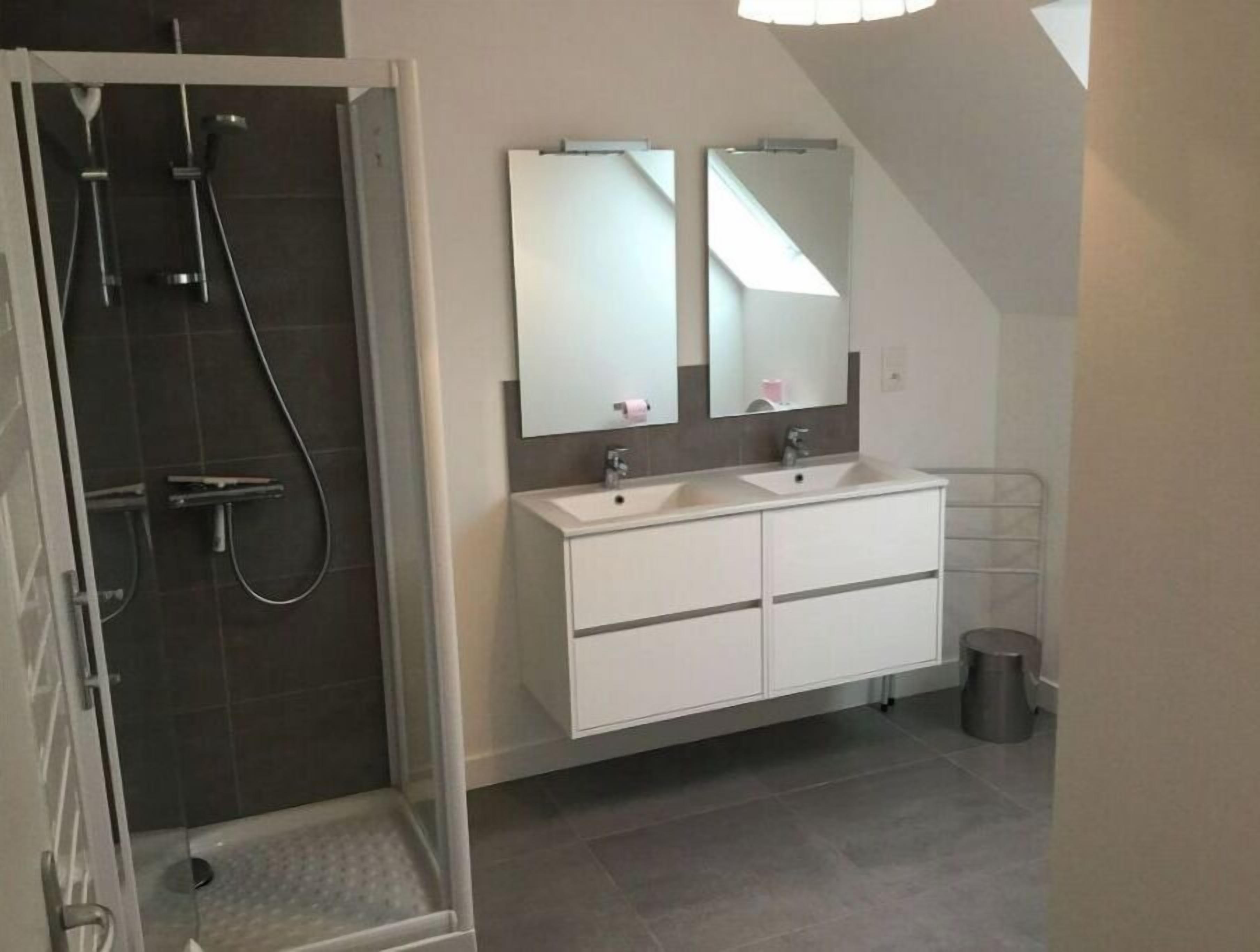 Regadera, secadora de cabello, toallas, papel de baño 