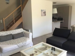 Una televisión, una chimenea, un futbolín