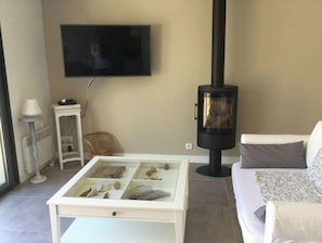 Una televisión, una chimenea, un futbolín