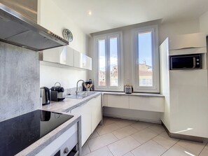 Een koelkast, een microgolfoven, een oven, een vaatwasser
