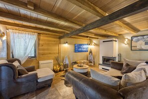Maison familiale, plusieurs chambres (Wellness House Swan River) | Aire de séjour | Téléviseur connecté de 21 po avec télévision numérique, foyer