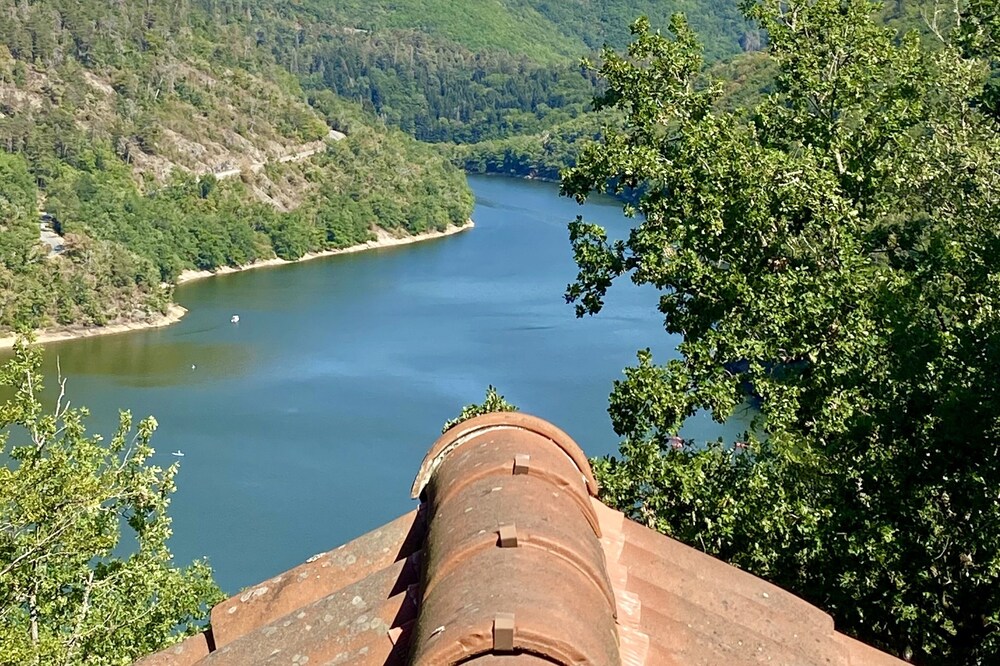 Lake view chalet
