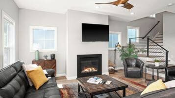 TV connectée, cheminée, livres