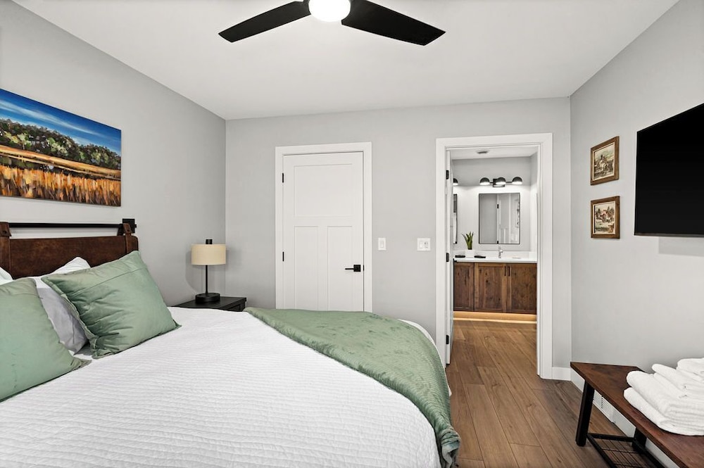 Riverwest Escape Beautiful pet friendly home at Base of Spirit Mtn