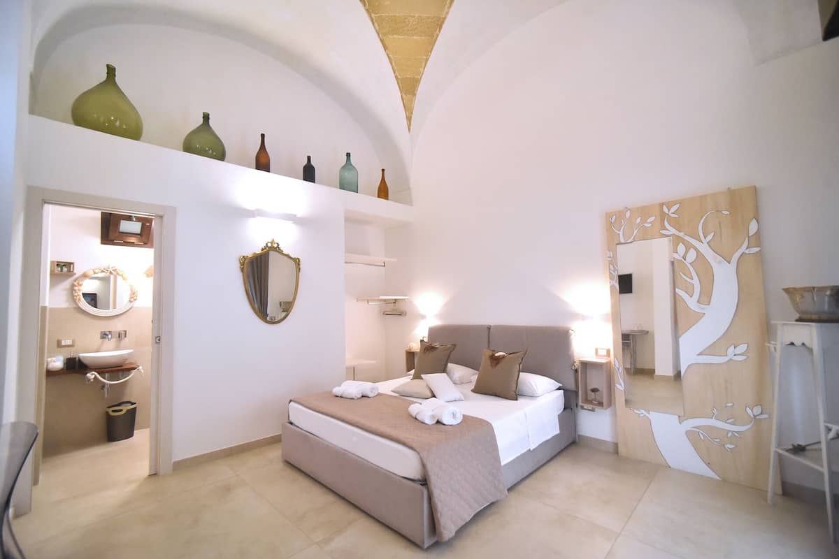 Comfort Double Room | Minibar, in-room safe, desk, blackout drapes