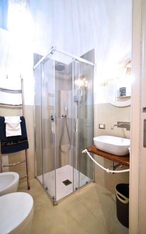 ห้องโรแมนติกดับเบิล | ห้องน้ำ | ฝักบัว, ไดร์เป่าผม, โถสุขภัณฑ์แบบบิเดท์, ผ้าเช็ดตัว