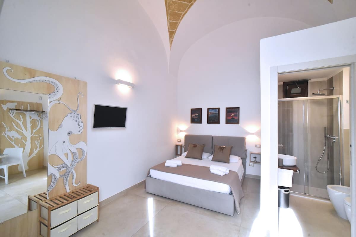 Basic Double Room | Minibar, in-room safe, desk, blackout drapes