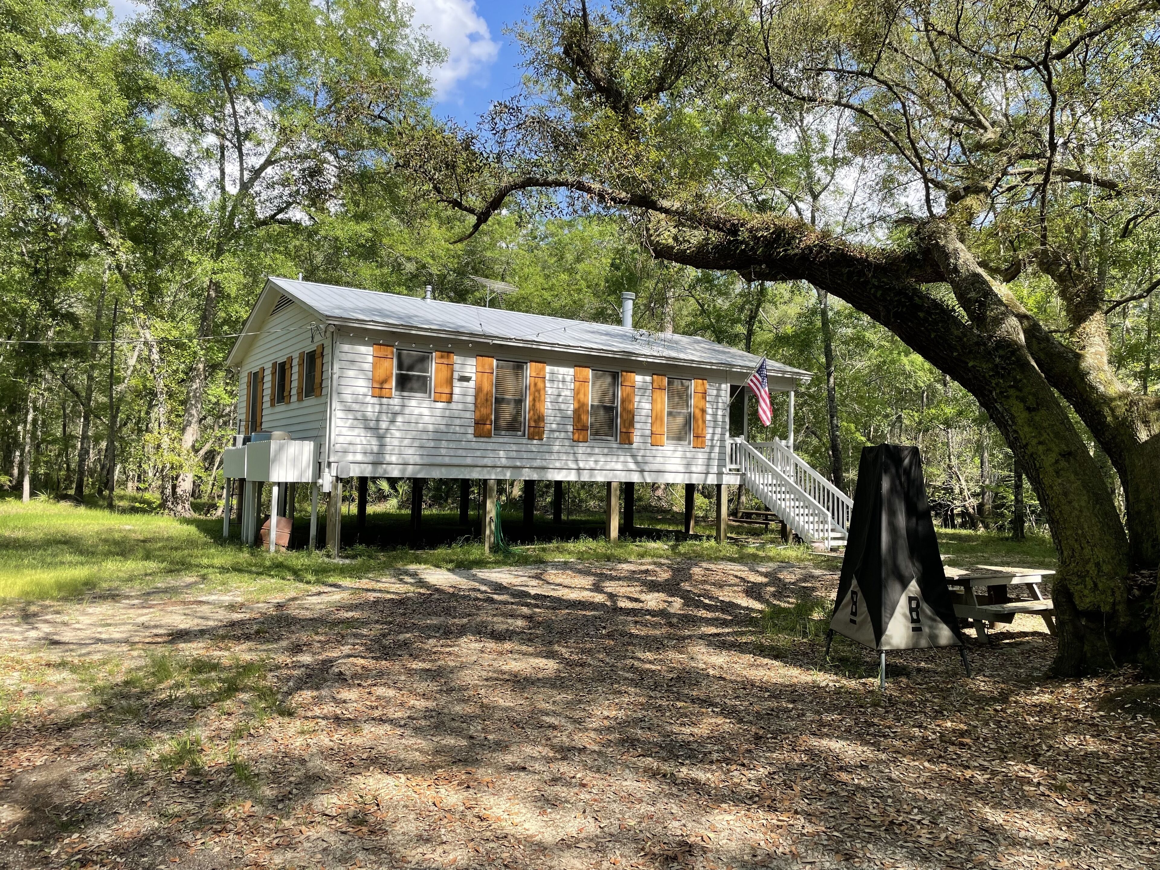 Creekside Hunting and Fishing Cabin overlooking Lotts Creek on 190 acres