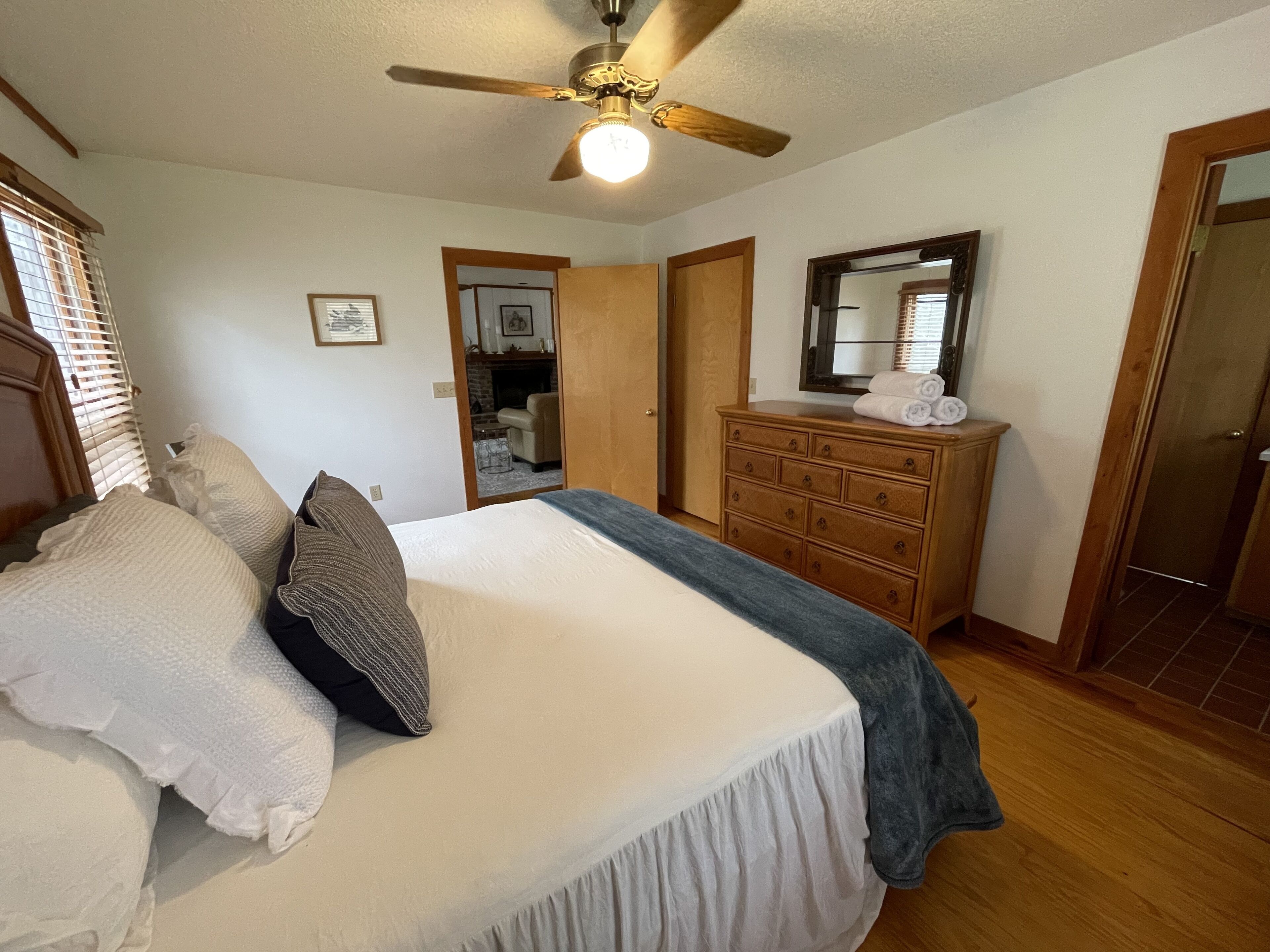 Creekside Hunting and Fishing Cabin overlooking Lotts Creek on 190 acres