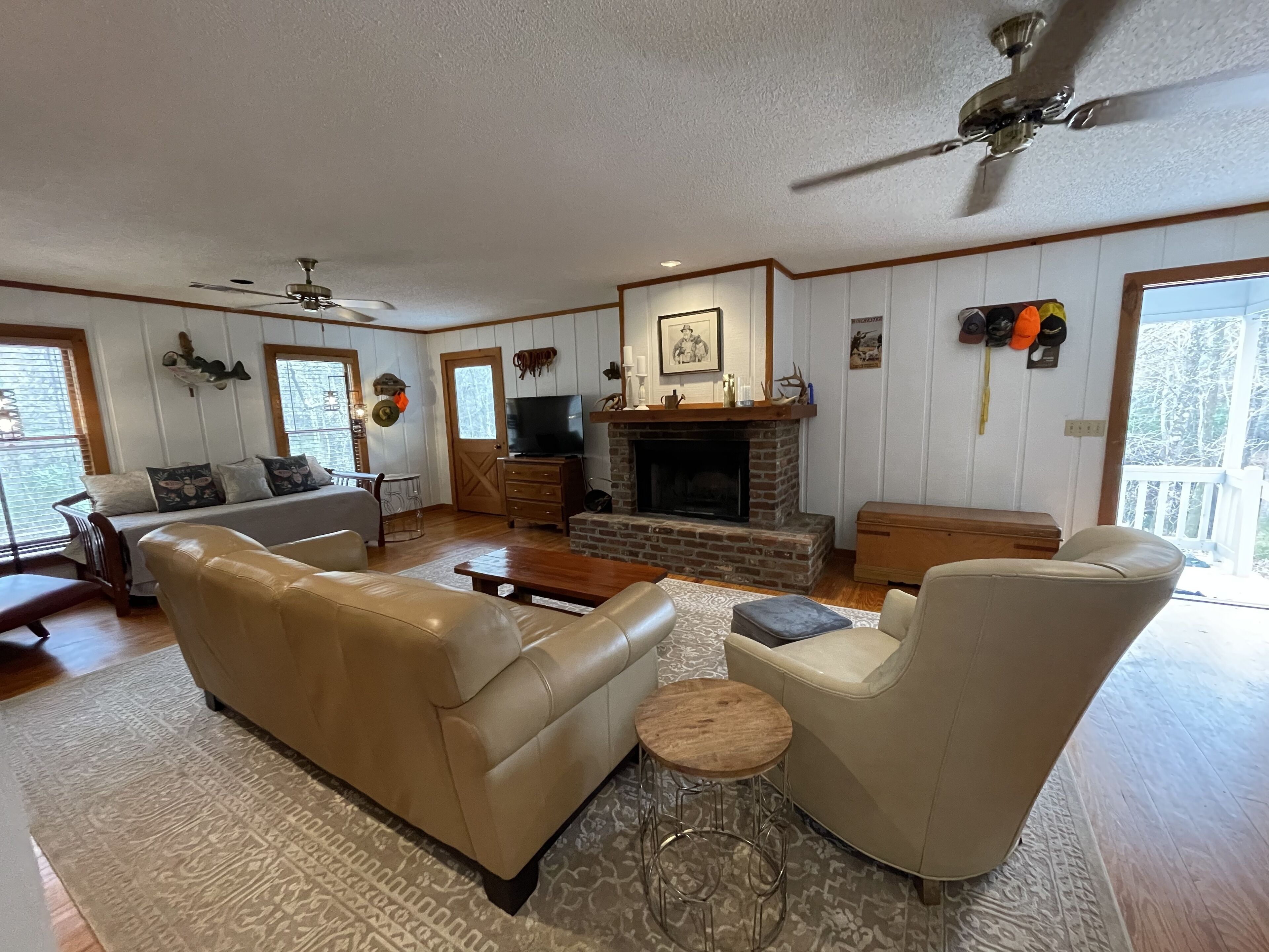 Creekside Hunting and Fishing Cabin overlooking Lotts Creek on 190 acres