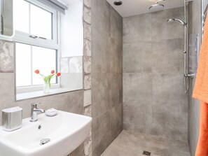 Shower - Bess Cottage (Hebden Bridge)