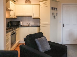 Tủ lạnh, máy rửa bát, dụng cụ nấu nướng/bát dĩa/dao nĩa