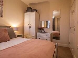 2 bedrooms, individually decorated, individually furnished, free WiFi