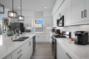 Refrigerador, microondas, horno y parrilla de estufa 