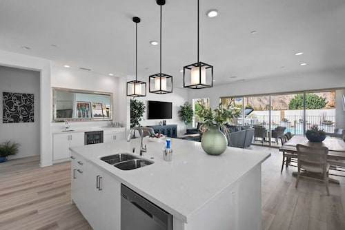 Splash Pad! Brand New Family Friendly Home!  Endless Pools Swim Machine!