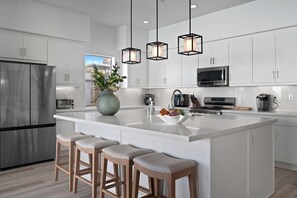 Fridge, microwave, oven, stovetop - Splash Pad! Brand New Family Friendly Home!  Endless Pools Swim Machine! (La Quinta)