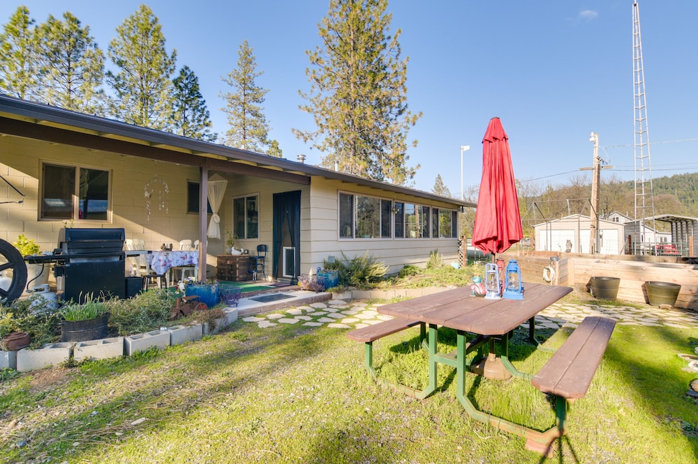 Quiet Challenge-Brownsville Home Near Collins Lake