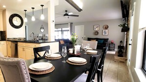 Cozinha moderna com área de jantar posta para uma refeição.