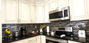 ثلاجة، ميكروويف، فرن، موقد طهي مسطح