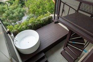 A balcony with a white sink and a spiral staircase. - Sclass Townhome, 5 min from Night Market old city (.)