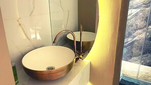 A bathroom with a round copper sink, a modern faucet, and a large mirror. - Calle 76 Apto 3 by Caribecheap (Barranquilla)