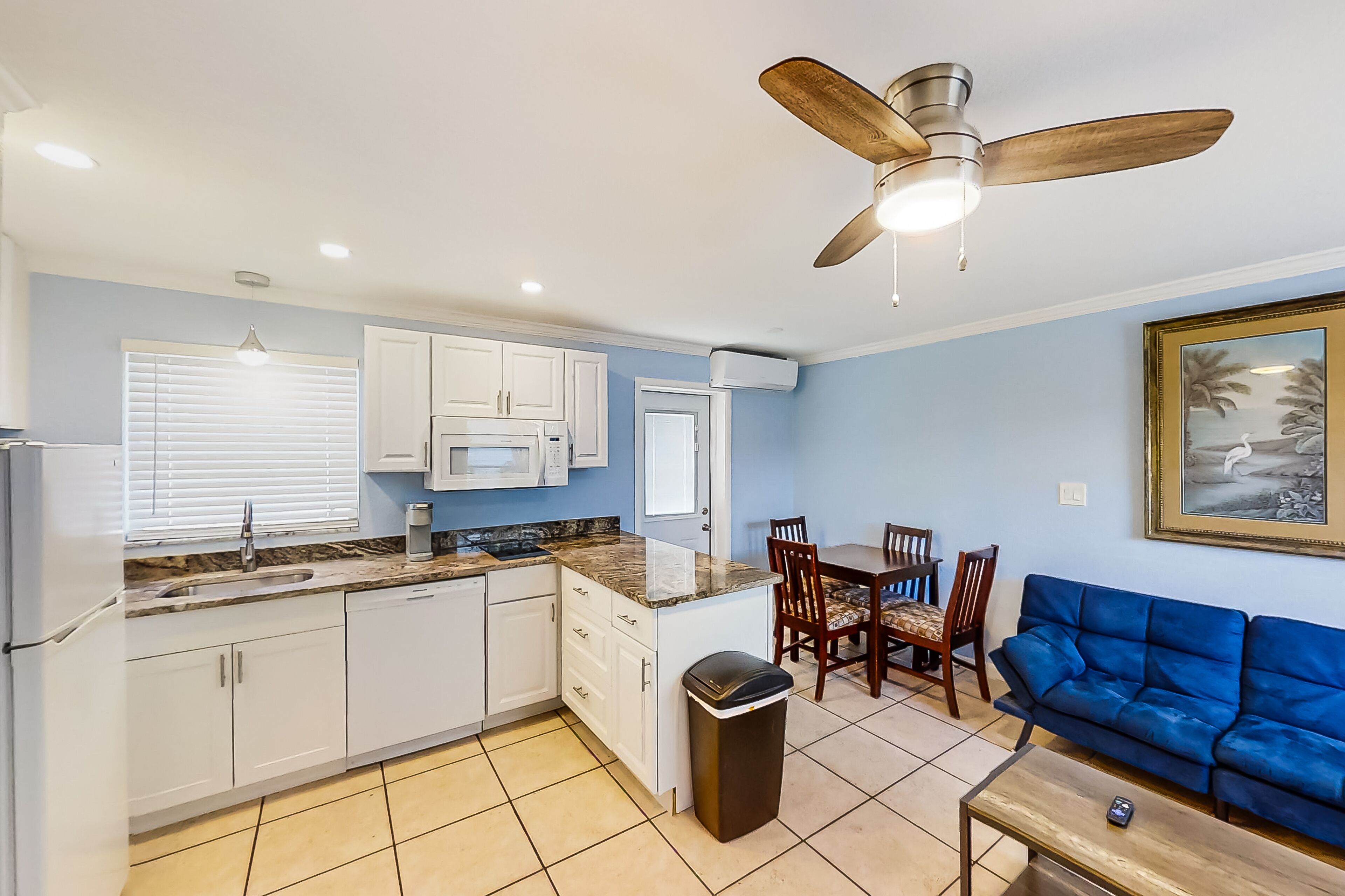 Casual & amazing condo with outdoor pool, dock, W/D, streaming, partial AC