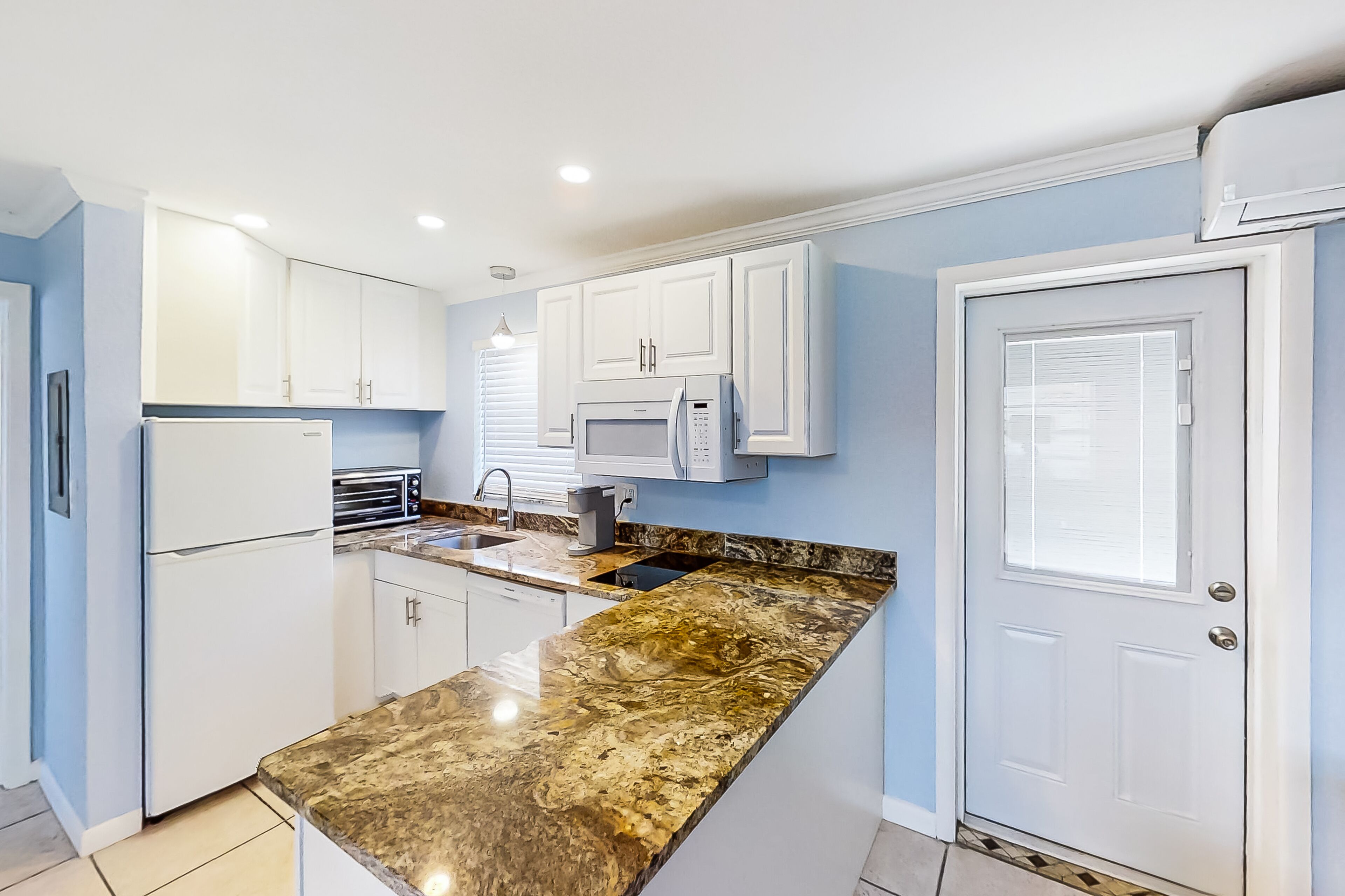 Casual & amazing condo with outdoor pool, dock, W/D, streaming, partial AC