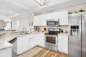 Refrigerador, microondas, horno y parrilla de estufa 