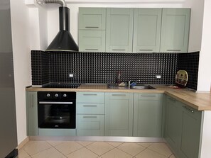 Kühlschrank, Ofen, Herdplatte, Wasserkocher