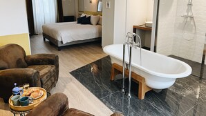 Un baño moderno con una bañera independiente, ducha y tocador.